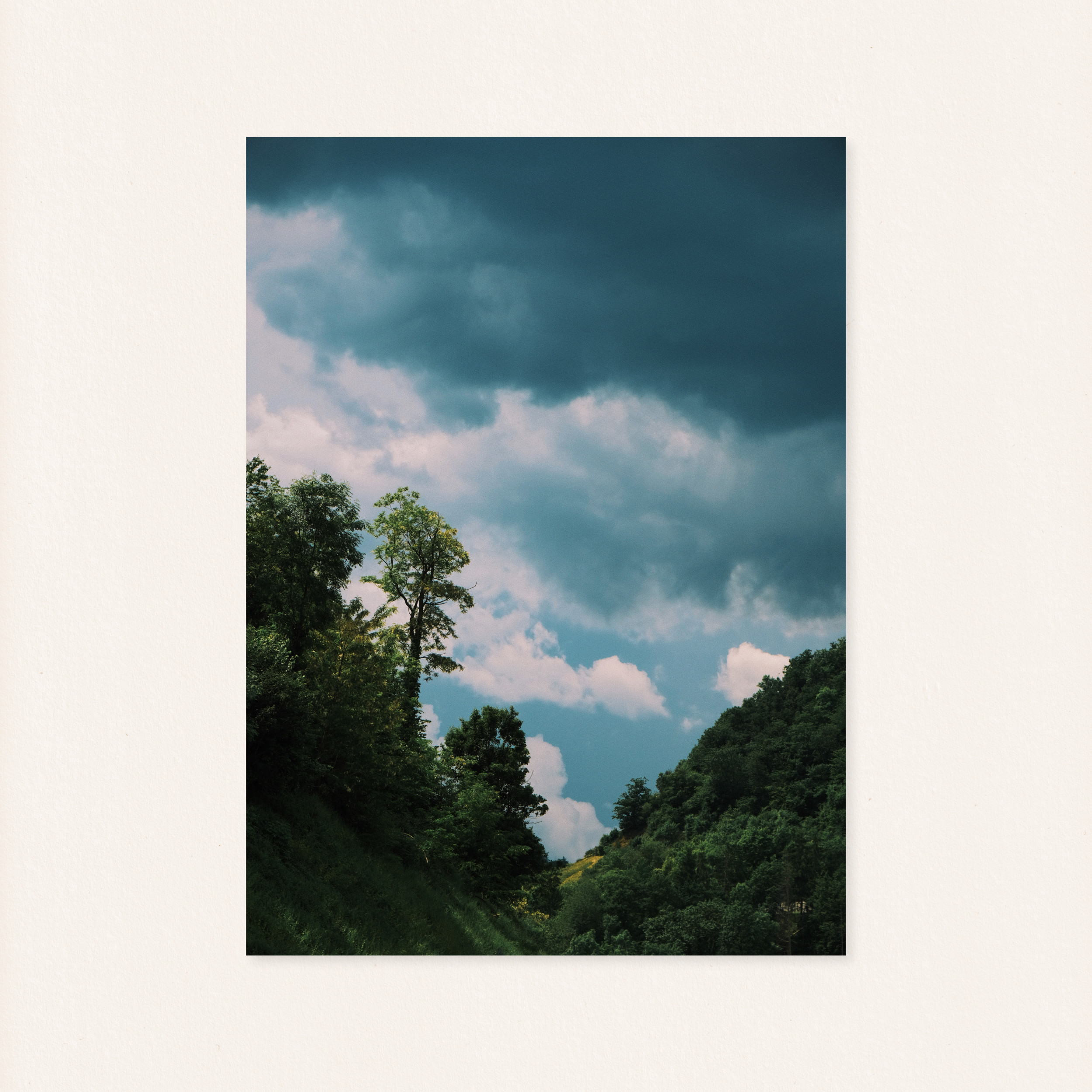 Photograph of the sky, trees and mountainsides in the city of Altenahr - Daniel Helbig
